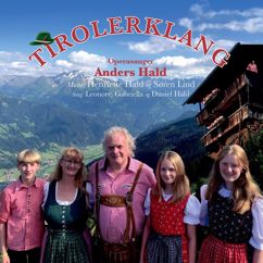Tirolerklang: I sommersol ved den hvide hest