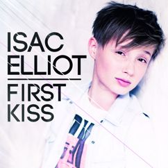 Isac Elliot: First Kiss