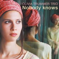 Olivia Trummer Trio & Olivia Trummer feat. Matthias Schriefl: Falling Leaves