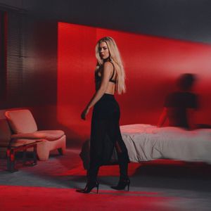 Becky Hill: >>>hands on me<<<